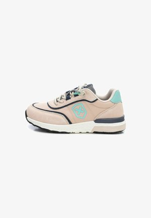 Zapatilla deportiva beige con parte superior de ante, acentos en azul marino, logotipo turquesa y suela blanca texturizada; cuenta con cordones y cuello acolchado.