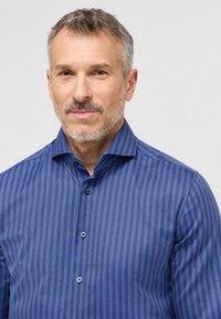 Blauwe gestreepte shirt met fijne verticale lijnen, knoopsluiting en een scherpe kraag. Het materiaal heeft een subtiel textuurpatroon.