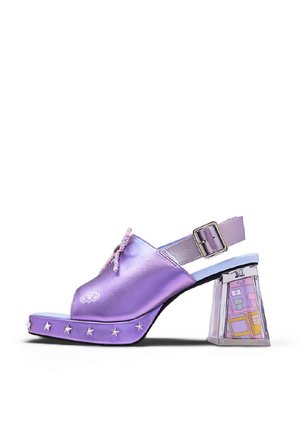 Mule liliaceu cu vârf decupat și ținte în formă de stea pe platformă, fundă cu mărgele în partea superioară, bretea reglabilă la gleznă și toc bloc transparent cu design geometric colorat.