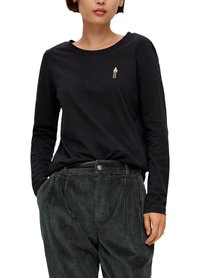 Czarna, długosleeve'owa koszulka z okrągłym dekoltem i małą haftowaną figurką w kolorze różowym i zielonym, zestawiona z ciemnymi spodniami z ostybiego materiału.