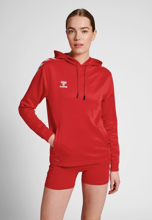 Roter Kapuzenpullover mit Logo, Kordelzugkapuze und Fronttasche, kombiniert mit roten Shorts. Glattes, leichtes Material mit blauen Schulterakzenten.