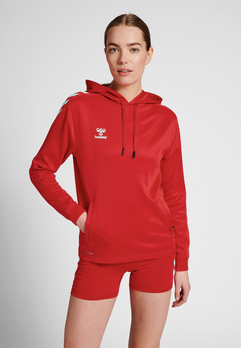 Rode hoodie met logo, trekkoordkap en voorzak, gecombineerd met rode shorts. Glad, lichtgewicht materiaal met blauwe schouderaccenten.