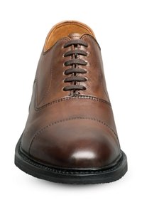 Chaussure habillée en cuir marron avec une finition lisse, bout arrondi et six paires d'œillets pour les lacets. Semelle en caoutchouc noir avec des détails de couture.