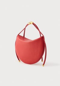 Κόκκινο δερμάτινο τσάντα με ημικυκλικό σχήμα, με λεία υφή, δύο λαβές και χρυσές λεπτομέρειες στο κούμπωμα και στη βάση.