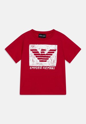 Rød T-shirt med korte ærmer med hvidt skitseret Emporio Armani ørn-logo og brandnavn centreret foran.