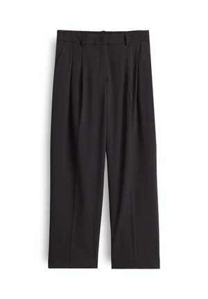 Zwarte, geplooide broek van glad stof. Heeft zijzakken en een rechte pijpdesign, met een tailleband voor extra comfort.