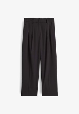 Zwarte, geplooide broek van glad stof. Heeft zijzakken en een rechte pijpdesign, met een tailleband voor extra comfort.