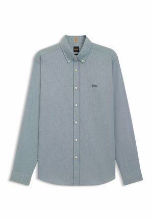 Camisa de hombre de manga larga en azul claro con una textura sutil, cuello con botones, botones en la parte delantera y pequeño logo bordado en el pecho.