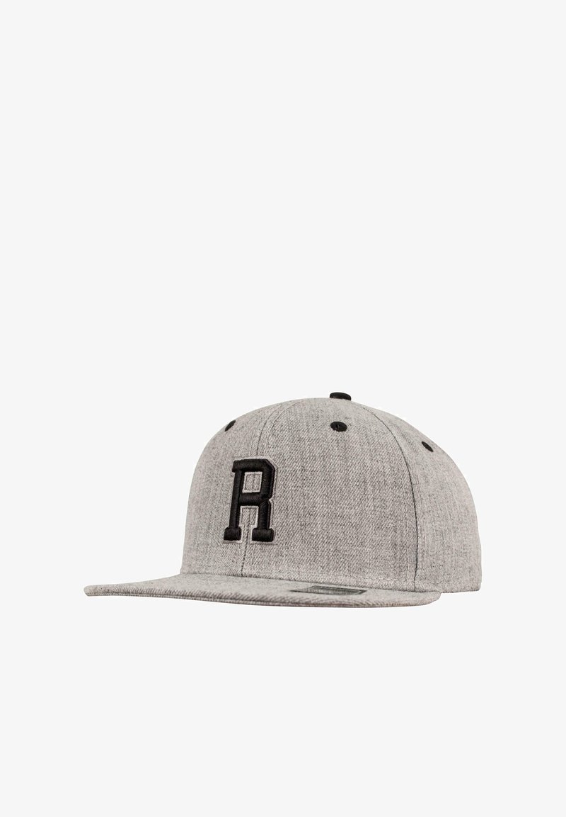 Pelēka snapback cepure ar melnu izšūtu "R" logo priekšpusē, ar līdzeno vizieri un teksturētu auduma apdari. Regulējams aizmugures jostas sprādze.