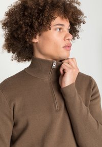 Samsøe Samsøe GUNAN TURTLE NECK ZIP - Camisola - brown