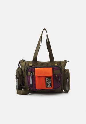 Sac cabas vert olive avec plusieurs poches zippées, poche avant violette et rabat orange vif avec le logo "Desigual". Deux bretelles.