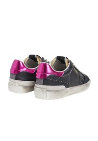 Sneakers in pelle nera con accenti metallici rosa, pannelli laterali texturizzati, lacci piatti e una suola in gomma grigia usurata. Presenta un marchio sul tallone.
