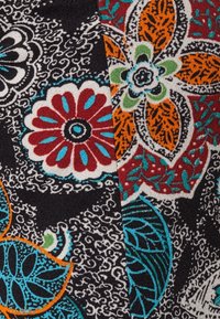 Kleurrijke bloemenstof met ontwerpen in rood, oranje, teal en zwart. Ingewikkelde patronen met bladeren en woelige elementen creëren textuur.