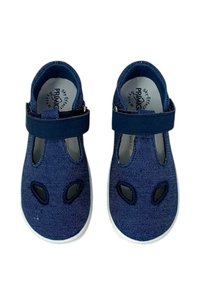 Scarpe in denim blu con design laterali a taglio, cinturino in Velcro, suole in gomma bianca e finitura in tessuto testurizzato.