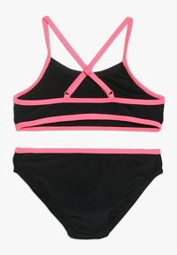 Svart bikinisett med rosa detaljer. Toppen har kryssrygg og justerbare stropper. Bunnene har et enkelt design.