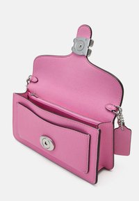 COACH COVERED CLOSURE TABBY CHAIN - Torba čez telo - vivid pink