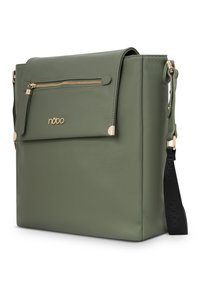 Borsa a tracolla in finta pelle verde con una finitura strutturata, dettagli in metallo dorato, tasca con zip frontale e tracolla regolabile. Logo del marchio sul davanti.