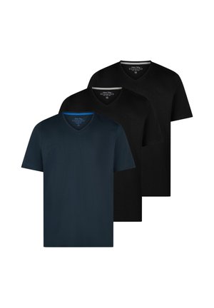 Tre T-shirts med korte ærmer og V-hals i marineblå og sort, arrangeret overlappende med synlige mærker ved halsen.