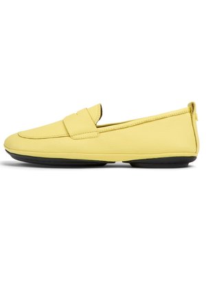 Gele leren loafer met zwarte platte zool, gestikte details en een brede band over de wreef, zijaanzicht op een witte achtergrond.