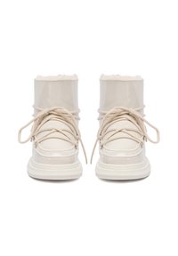 O pereche de cizme de iarnă înălțate, de culoare crem, cu tălpi groase din cauciuc, șireturi rotunde înfășurate în jurul gleznelor și căptușeală din blană vizibilă în partea de sus.