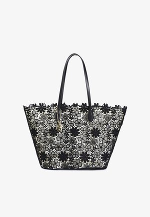 Černá krajková taška přes rameno s květinovým vzorem, černé kožené uchy, otevřený design a zlatý módní doplněk. Měkká textilie, prostorný interiér.