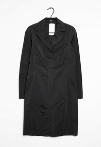 Vestito nero a maniche lunghe con colletto a punta, chiusura frontale con bottoni, due tasche laterali e cuciture verticali per una maggiore struttura. Realizzato in tessuto intrecciato.
