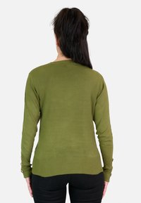 Suéter de punto verde oliva con dobladillo y puños acanalados. Presenta tres botones decorativos en cada puño. Corte clásico, mangas largas.