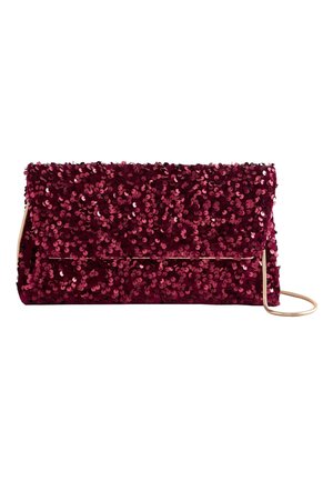 Pochette recouverte de sequins rouge foncé avec une fine bandoulière chaîne dorée, présentée sur fond blanc.