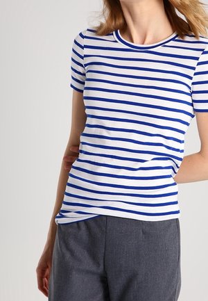 T-shirt i bomuld med blå og hvide vandrette striber, korte ærmer, rund hals og en tætsiddende pasform, parret med grå bukser.