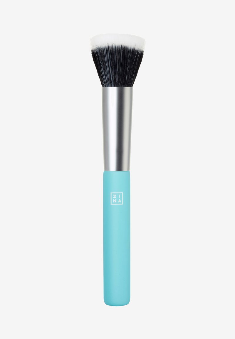Pennello per trucco con manico blu in texture opaca, ghiera in metallo argenteo e setole nere e bianche dense con design piatto.