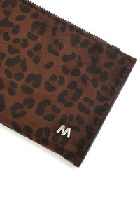 Brązowa saszetka w lamparcie cętki wykonana z miękkiego materiału, z akcentem w postaci srebrnego wykończenia z logo "M", zamknięciem na zamek oraz szytymi brzegami.