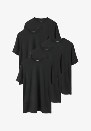 Vijf effen zwarte T-shirts met ronde hals en korte mouwen, gestapeld en verticaal gerangschikt op een witte achtergrond.