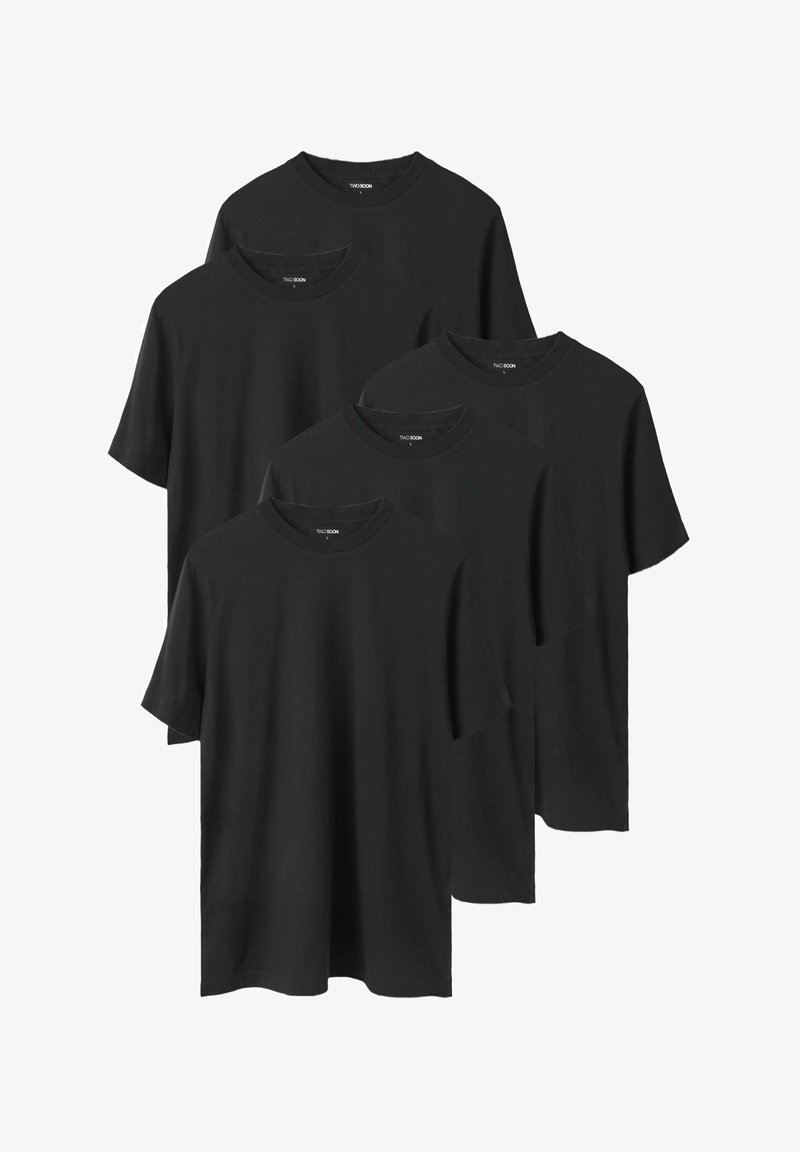 Viis lihtsat musta ümara kaelusega lühikese varrukaga T-särki, kihiliselt ja vertikaalselt valgel taustal paigutatud.