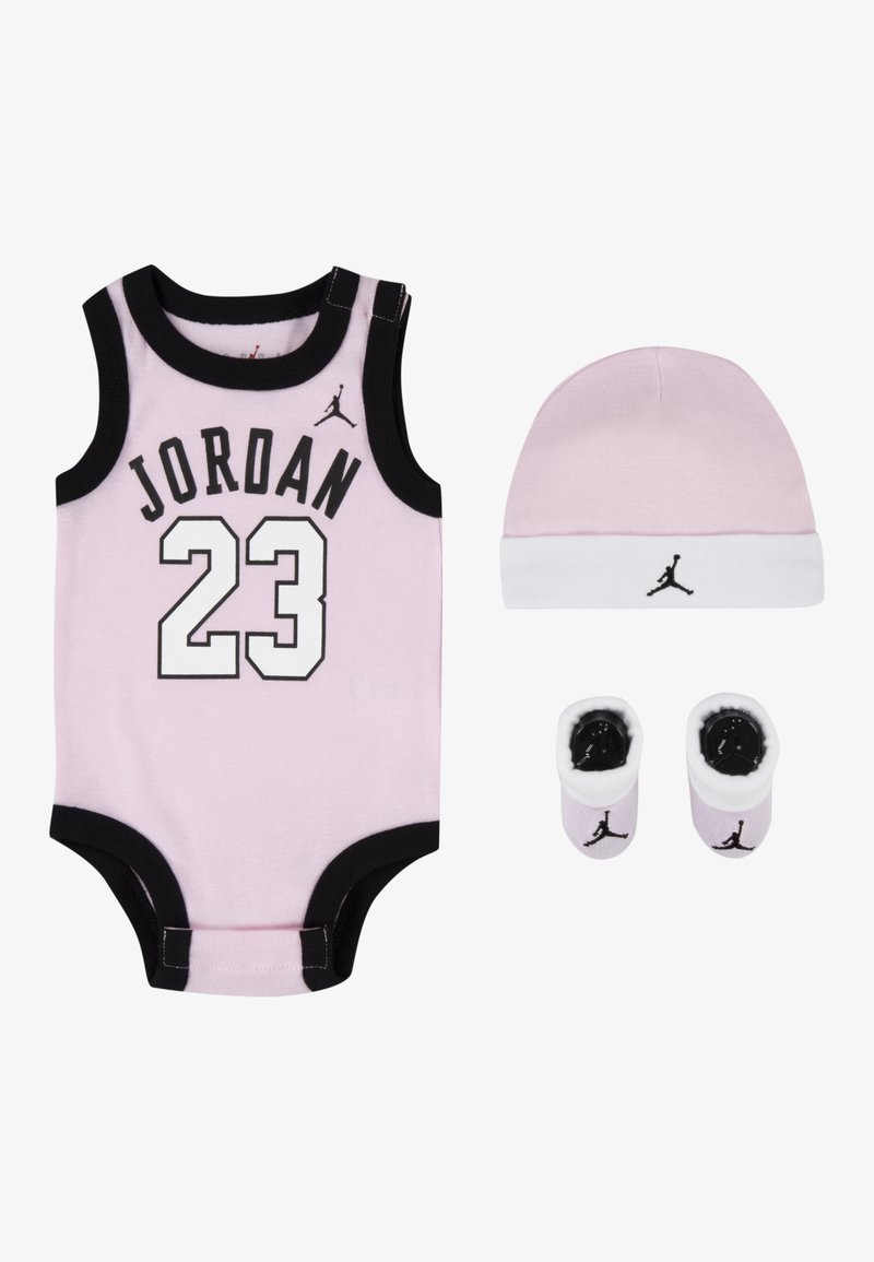 Lyserød bomuldsonepiece med sort kant, der viser "JORDAN" og "23" i hvid. Inkluderer matchende lyserød hatte og booties med sorte detaljer.