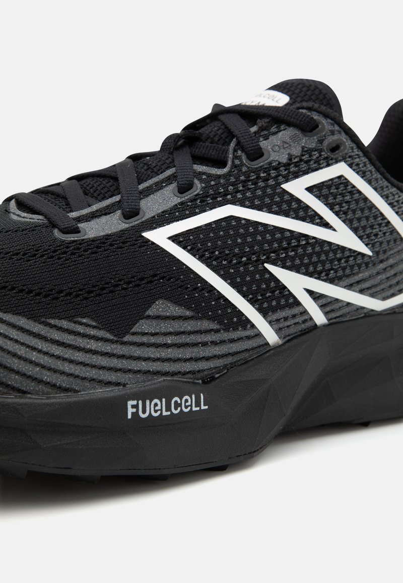 Czarne sportowe buty z siateczkową cholewką, teksturowanym szarym wykończeniem, białymi akcentami i logo "FUELCELL" na podeszwie. Smukły design i nowoczesny kształt.