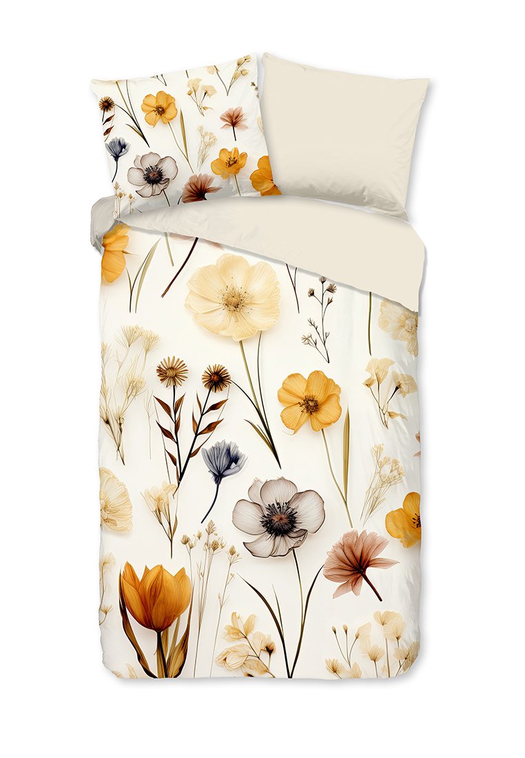 Bettdeckenbezug-Set mit blühenden, warmen Blumen auf einem cremefarbenen Hintergrund; inklusive passender Kissenbezüge mit ähnlichen Designelementen.
