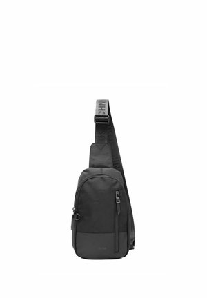 Kompaktowa czarna torba na ramię z regulowanym paskiem, przednią kieszenią na zamek i zdobieniami z logo na pasku oraz dolnej przedniej części.