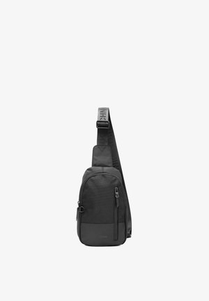Kompaktowa czarna torba na ramię z regulowanym paskiem, przednią kieszenią na zamek i zdobieniami z logo na pasku oraz dolnej przedniej części.