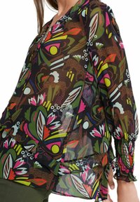 Doorzichtig zwarte blouse met een kleurrijke bloemen- en dierenprint, met geplooide mouwen en een relaxed fit. Lichte stof met een gladde textuur.