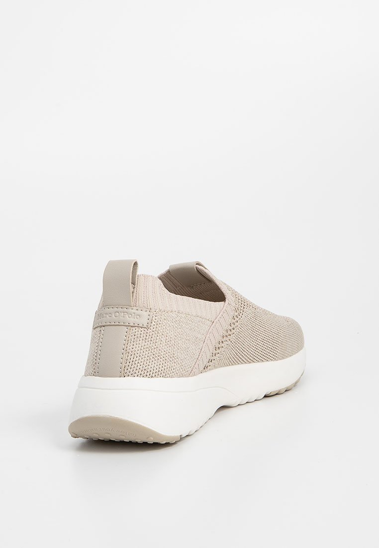 Beżowe sneakersy typu slip-on z przewiewnym cholewką z dzianiny i białą, amortyzującą podeszwą. Charakteryzują się miękkim, teksturowanym wykończeniem oraz małym uchwytem z tyłu.