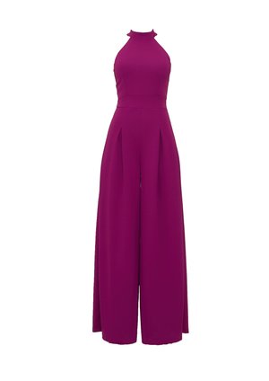 Salopetă fucsia cu bretele halter, confecționată dintr-un material neted, având un corset strâmt, guler înalt și pantaloni largi, plisati, pentru o siluetă fluidă.