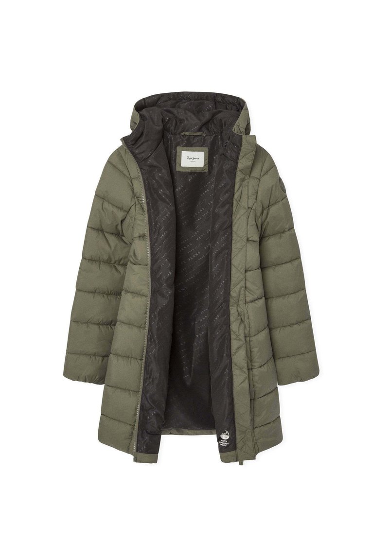 Padded green jacket z kapturem, z czarną podszewką i zamkiem błyskawicznym z przodu. Ma teksturowaną powierzchnię z przeszywanymi panelami.