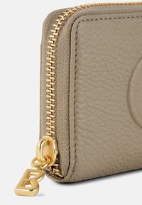Reißverschluss-Wallet aus strukturiertem taupefarbenem Leder mit goldenen Beschlägen und einem auffälligen "B"-Akzent am Reißverschluss. Verfügt über Kontrastnähte.