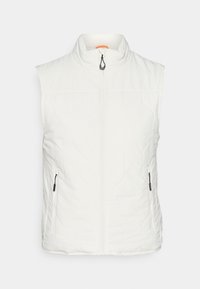Bijela bezrukavna jakna s visokim ovratnikom, s prednjim zatvaračem i dva bočna džepa. Tkanina ima quilted teksturu s suptilnim uzorcima.