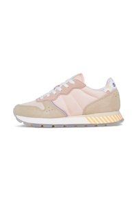 Sneaker beige e rosa chiaro realizzata in materiali scamosciati e a rete, con punta arrotondata, lacci bianchi e suola striata. Accenti colorati sul tallone.
