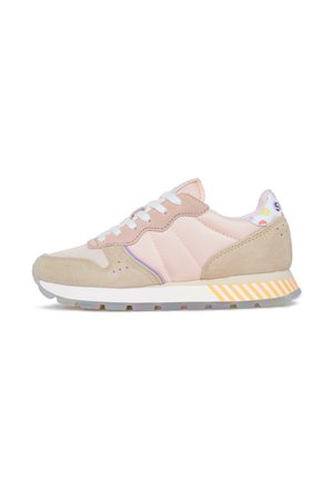 Sneaker beige e rosa chiaro realizzata in materiali scamosciati e a rete, con punta arrotondata, lacci bianchi e suola striata. Accenti colorati sul tallone.