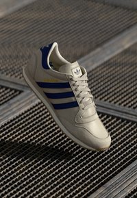 adidas Originals GALAXY OG UNISEX - Športni copati - alumina/dark blue/beige