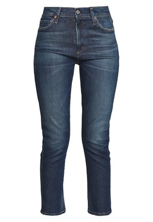 Tummansiniset slim fit -farkut, joissa lievä kuluminen, viisipokainen design, nappi- ja vetoketjusuljenta, valkoista taustaa vasten esitetty.