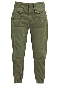 Pantalon cargo léger vert olive avec plusieurs poches avant, poignets élastiques et zips latéraux pour un ajustement réglable. Matière en coton texturé.