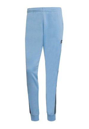 Lichtblauwe joggingsbroek van soepel materiaal, met een elastische tailleband en zwarte zijstrepen. Adidas-logo in het zwart op het linkerpunt.
